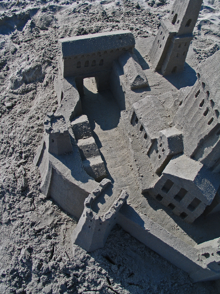 The city gate and some of the houses inside the walls.